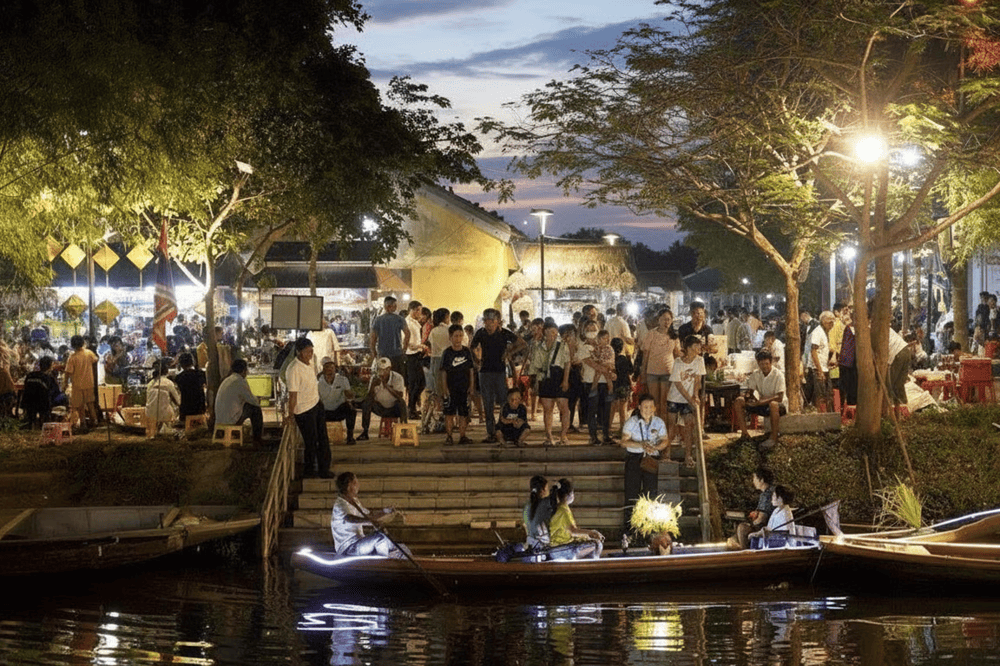 Kh&ocirc;ng kh&iacute; chợ đ&ecirc;m s&ocirc;i động tại cầu ng&oacute;i Thanh To&agrave;n